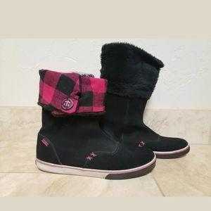 black and hot pink etnies